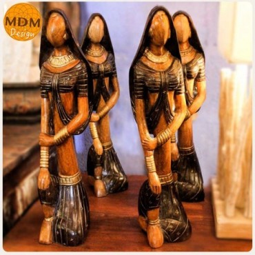 4 figuras de mujer de madera