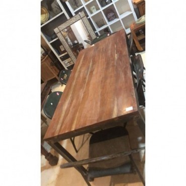 Mesa de madera rectangular