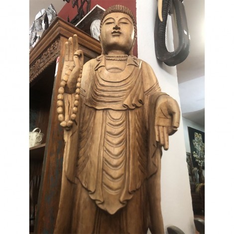 Buda de madera meditando